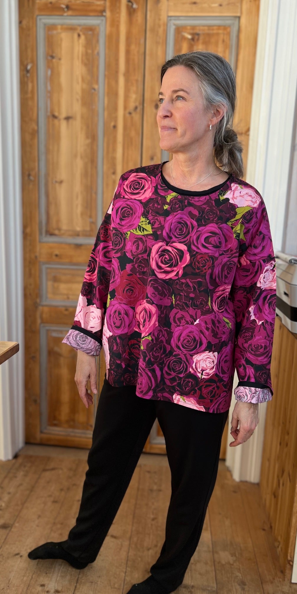 Skjorta sydd av återbrukad bomullsgardin från Ulla Jacobsson Design, rymlig passform, längd 65 cm, hållbart mode från Järvsö.