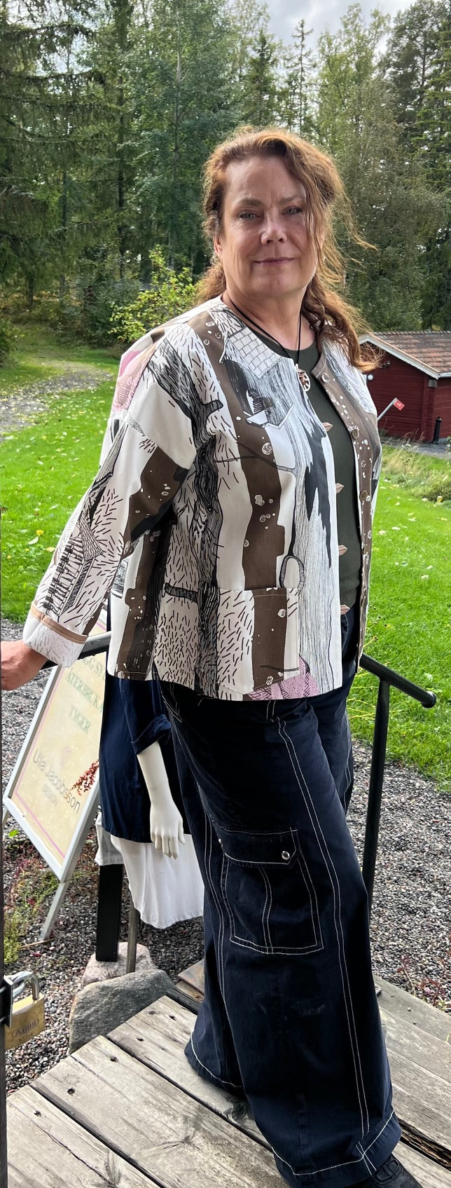 Unik jacka från Ulla Jacobsson Design, sydd i återbrukat gardintyg med rymlig passform och 66 cm längd, sydd i Järvsö.