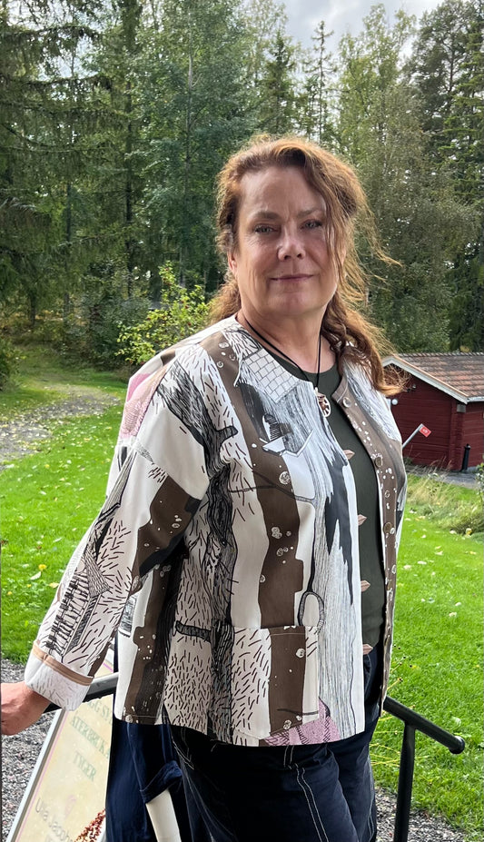 Unik bomullsjacka från Ulla Jacobsson Design, sydd i återbrukat tyg med färgstarkt mönster, tillverkad i Järvsö.
