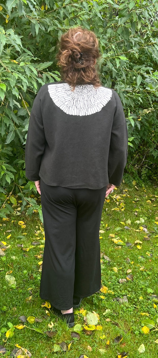 Linnejacka från Ulla Jacobsson Design med unik applikation från tyg av Sven Fristedt, kort längd bak 57 cm, stilfullt alternativ till kavaj.