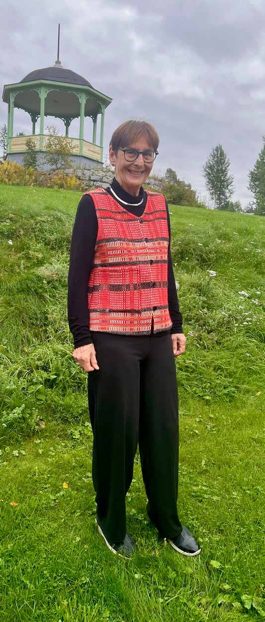 Liten ylleväst i återbruket ylletyg, unik design från Ulla Jacobsson Design i Järvsö.