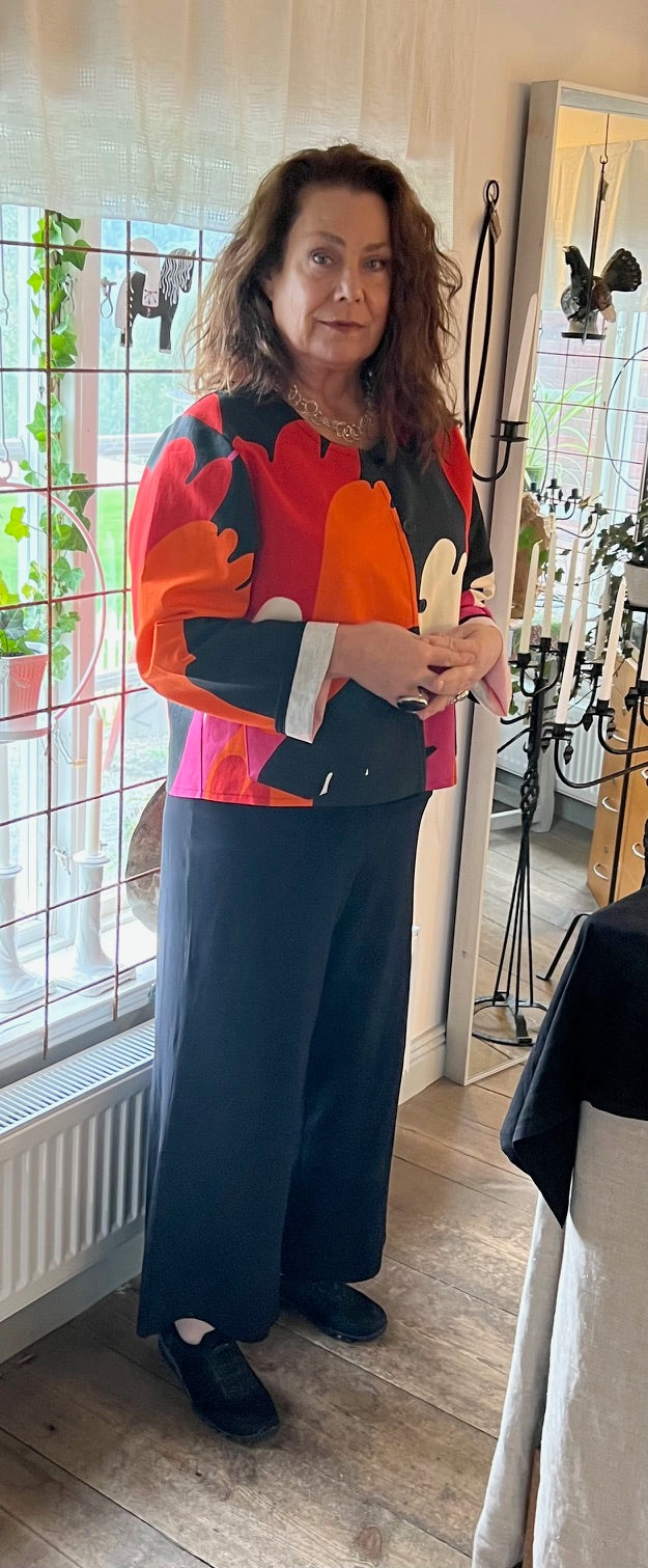 Handsydd liten jacka i återbrukat bomullstyg från Ulla Jacobsson Design, hållbart mode från Järvsö