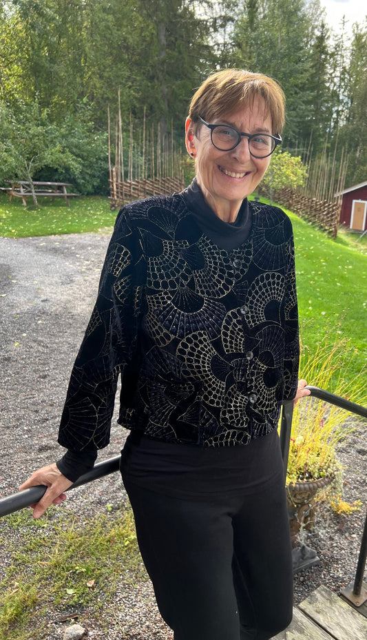 Kort festjacka i återbrukad guldbrokad med lila och svarta inslag, sydd av Ulla Jacobsson Design i Järvsö.